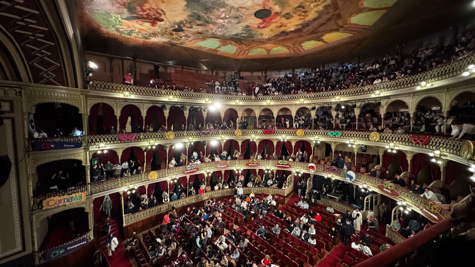Concurso de agrupaciones de Carnaval en el Gran Teatro Falla